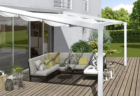 Outdoor-Living-Sitzgruppe unter beleuchteter Terrasse