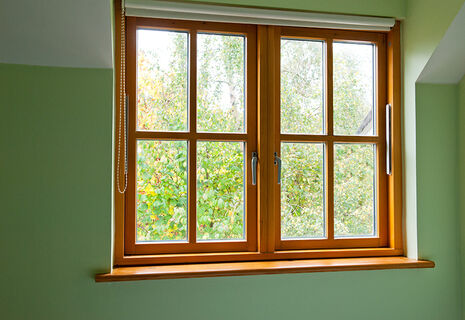 Holzfenster mit mehreren Fensterscheiben und Sprossen